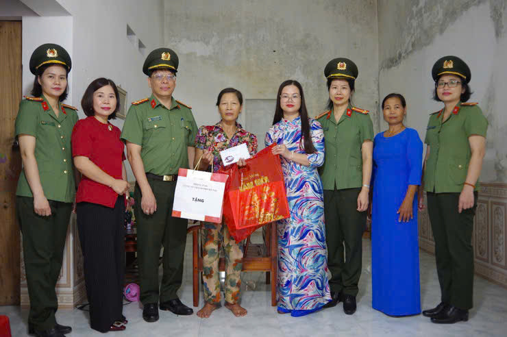 Đoàn công tác Phòng Kỹ thuật Nghiệp vụ- Công an Thành phố Hà Nội thăm tặng quà gia đình Chị Ngô Thị Quang - Thôn Nội Xá - xã Hoà Xá