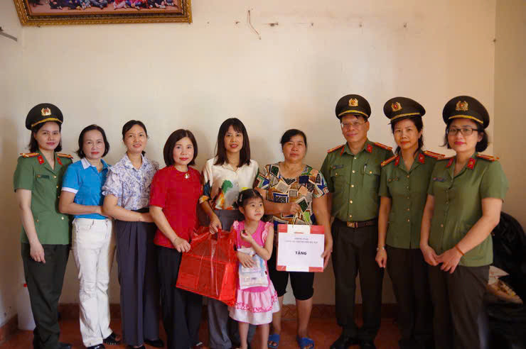 Đoàn công tác Phòng KT-NV cùng với MTTQ và Hội phụ nữ xã Vân Đình thăm, tặng quà gia đình phụ nữ có hoàn cảnh khó khăn tại thôn Giang Soi, xã Vân Đình, Hà Nội