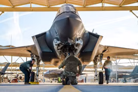 Mỹ bắt buộc phải tiếp nhận tiêm kích F-35 thiếu khả năng chiến đấu