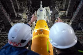 NASA bắt đầu lắp ráp tên lửa cho Dự án Artemis III nhằm đưa người lên Mặt trăng