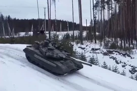 Nga nâng cấp 'chế độ chống UAV' trên tổ hợp phòng vệ chủ động Arena-M của xe tăng T-90M