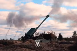 Quốc gia NATO bí ẩn đặt mua lượng lớn đạn pháo 155 mm tầm bắn 40 km cho Ukraine