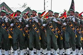 Chính quyền Iran bắt đầu phân phát vũ khí hàng loạt cho dân thường