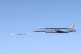 Tiêm kích không người lái YFQ-44A Fury lần đầu tiên phóng tên lửa AIM-120