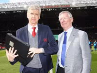 [ẢNH] Có gì bên trong hộp quà Sir Alex Ferguson tặng HLV Wenger?
