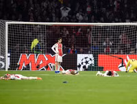 [ẢNH] Dàn sao trẻ Ajax gục xuống sân như ngả rạ sau khi bị loại nghiệt ngã
