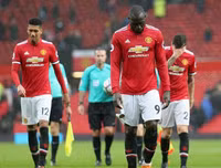 [ẢNH] Mourinho cay đắng, sao M.U thất thểu khi dâng cúp vô địch cho Man City