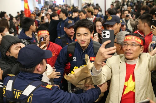 U23 Việt Nam trở về Hà Nội trong vòng tay hàng nghìn người hâm mộ