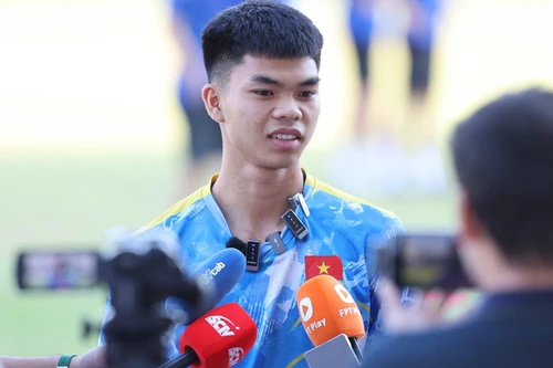 Tiền đạo U22 Việt Nam sáng học Đại học, chiều ra sân đá SEA Games