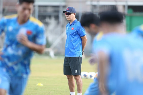 HLV Kim Sang-sik căng thẳng trước trận quyết đấu U22 Malaysia