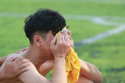 Cầu thủ trường Marie Curie khóc nghẹn vì tuột vé chung kết