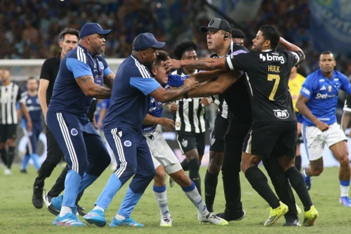 Trận chung kết tại Brazil gây sốc khi trọng tài rút tới 23 thẻ đỏ