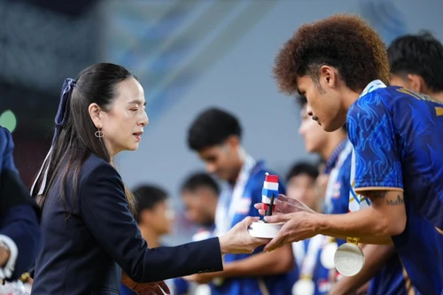Madam Pang gượng cười khi U22 Thái Lan đánh rơi HCV trên sân nhà