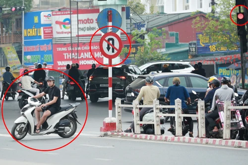 Nhiều phương tiện ngang nhiên mắc lỗi kép: Vừa vượt đèn đỏ, vừa phớt lờ biển cấm ở Cầu Giấy