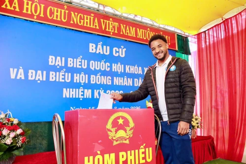 Tiền đạo Xuân Son lần đầu đi bầu cử