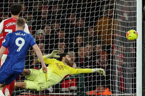 Raya ngoạn mục cứu thua phút bù giờ, Arsenal thắng nghẹt thở Chelsea