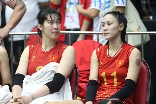 Tuyển thủ bóng chuyền nữ Việt Nam thất thần, bật khóc khi tuột HCV trước Thái Lan