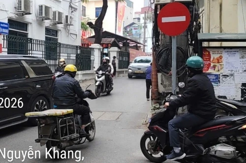 Nhiều người dân vô tư đi ngược chiều dưới biển cấm trên đường Nguyễn Khang