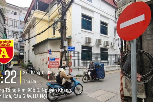 Nhiều phương tiện cố tình đi ngược chiều bất chấp biển cấm