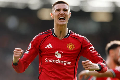 Sesko lóe sáng giúp MU thắng ngược, vào top 3