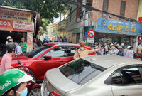 Sắc phục cảnh sát hòa màu áo tình nguyện trong ngày đầu kỳ thi tuyển sinh THPT năm 2022