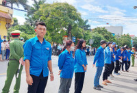 Sắc phục cảnh sát hòa màu áo tình nguyện trong ngày đầu kỳ thi tuyển sinh THPT năm 2022