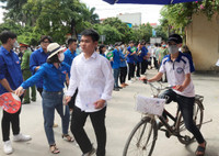 Sắc phục cảnh sát hòa màu áo tình nguyện trong ngày đầu kỳ thi tuyển sinh THPT năm 2022