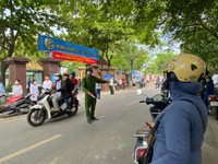 Sắc phục cảnh sát hòa màu áo tình nguyện trong ngày đầu kỳ thi tuyển sinh THPT năm 2022