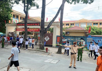 Sắc phục cảnh sát hòa màu áo tình nguyện trong ngày đầu kỳ thi tuyển sinh THPT năm 2022