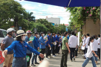 Sắc phục cảnh sát hòa màu áo tình nguyện trong ngày đầu kỳ thi tuyển sinh THPT năm 2022