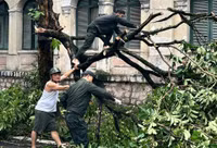 Cảnh sát bảo vệ mục tiêu khắc phục sự cố bão Yagi tại cơ quan đại diện ngoại giao