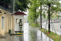 Cảnh sát bảo vệ mục tiêu khắc phục sự cố bão Yagi tại cơ quan đại diện ngoại giao