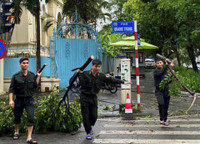 Cảnh sát bảo vệ mục tiêu khắc phục sự cố bão Yagi tại cơ quan đại diện ngoại giao