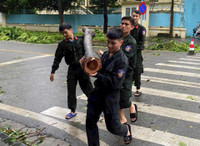 Cảnh sát bảo vệ mục tiêu khắc phục sự cố bão Yagi tại cơ quan đại diện ngoại giao