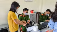 Hình ảnh đẹp của cán bộ chiến sỹ Công an quận Nam Từ Liêm cấp Căn cước công dân trong ngày Quốc tế lao động