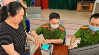 Hình ảnh đẹp của cán bộ chiến sỹ Công an quận Nam Từ Liêm cấp Căn cước công dân trong ngày Quốc tế lao động