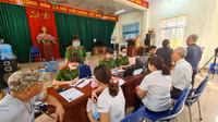 Hình ảnh đẹp của cán bộ chiến sỹ Công an quận Nam Từ Liêm cấp Căn cước công dân trong ngày Quốc tế lao động