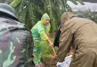 Công an phường Xuân Phương đắp đê ngăn nước dâng trong hoàn lưu bão số 10