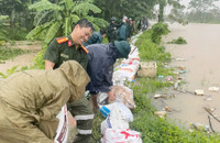 Công an phường Xuân Phương đắp đê ngăn nước dâng trong hoàn lưu bão số 10