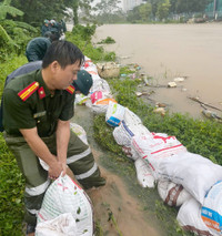 Công an phường Xuân Phương đắp đê ngăn nước dâng trong hoàn lưu bão số 10