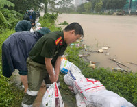 Công an phường Xuân Phương đắp đê ngăn nước dâng trong hoàn lưu bão số 10