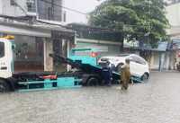 Công an phường Xuân Phương đắp đê ngăn nước dâng trong hoàn lưu bão số 10