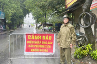 Công an phường Xuân Phương đắp đê ngăn nước dâng trong hoàn lưu bão số 10