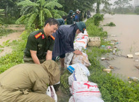 Công an phường Xuân Phương đắp đê ngăn nước dâng trong hoàn lưu bão số 10