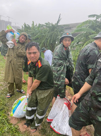 Công an phường Xuân Phương đắp đê ngăn nước dâng trong hoàn lưu bão số 10