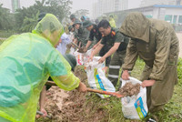 Công an phường Xuân Phương đắp đê ngăn nước dâng trong hoàn lưu bão số 10