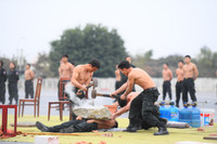 [Ảnh] Giữa ngày đông tháng giá, xem Cảnh sát cơ động mình trần kéo xe tải