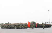 [Ảnh] Giữa ngày đông tháng giá, xem Cảnh sát cơ động mình trần kéo xe tải