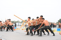 [Ảnh] Giữa ngày đông tháng giá, xem Cảnh sát cơ động mình trần kéo xe tải