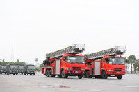 [Ảnh] Giữa ngày đông tháng giá, xem Cảnh sát cơ động mình trần kéo xe tải